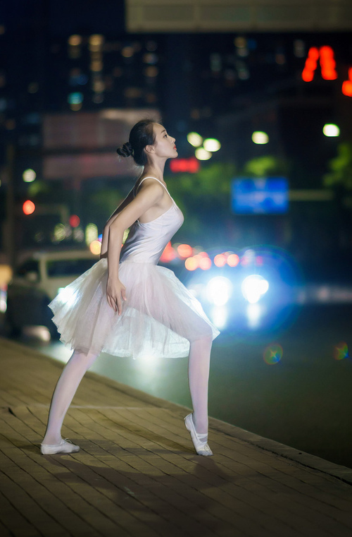 朗斯主场试图破门却不利踢皮，球队进攻乏力，朗斯集团