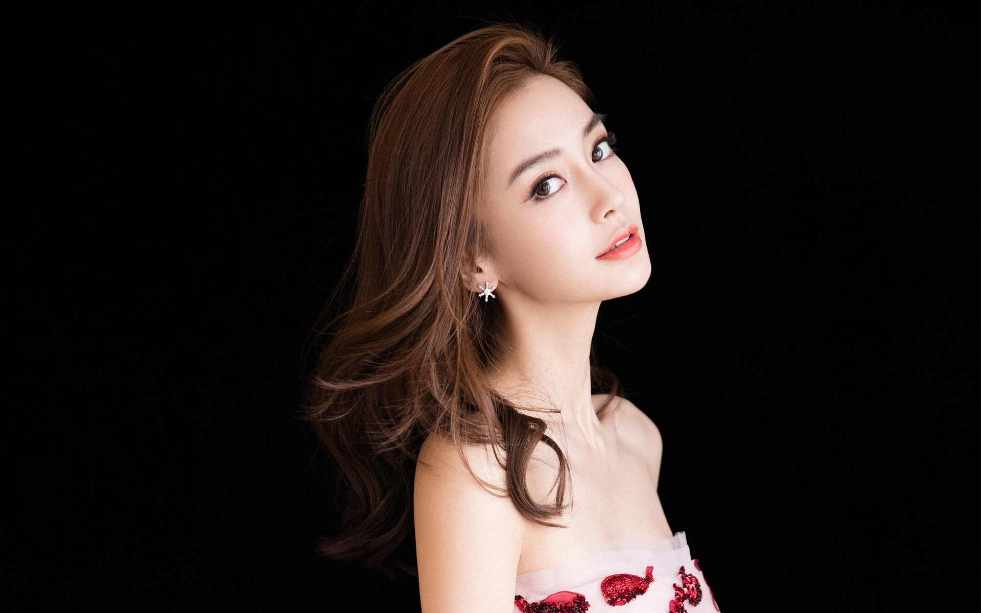 “飞盘对决：成都三叉湖赛场激情四溢，选手飞翔空中”